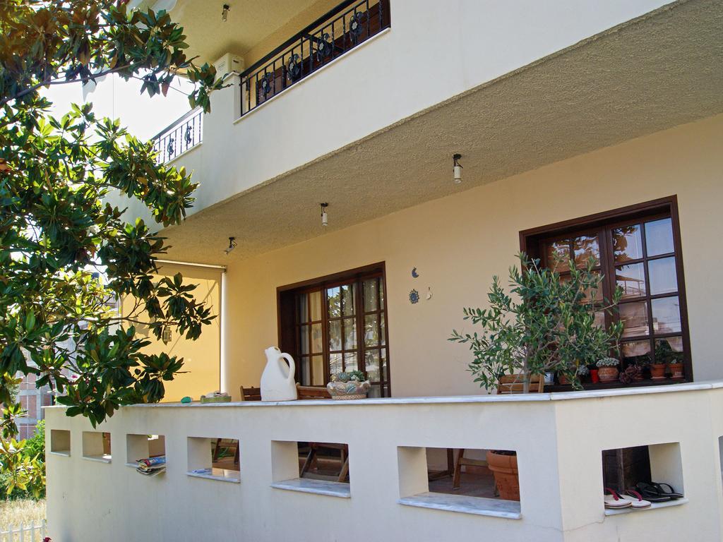 Iliotropio Studios Loutra Aidhipsou Exteriör bild